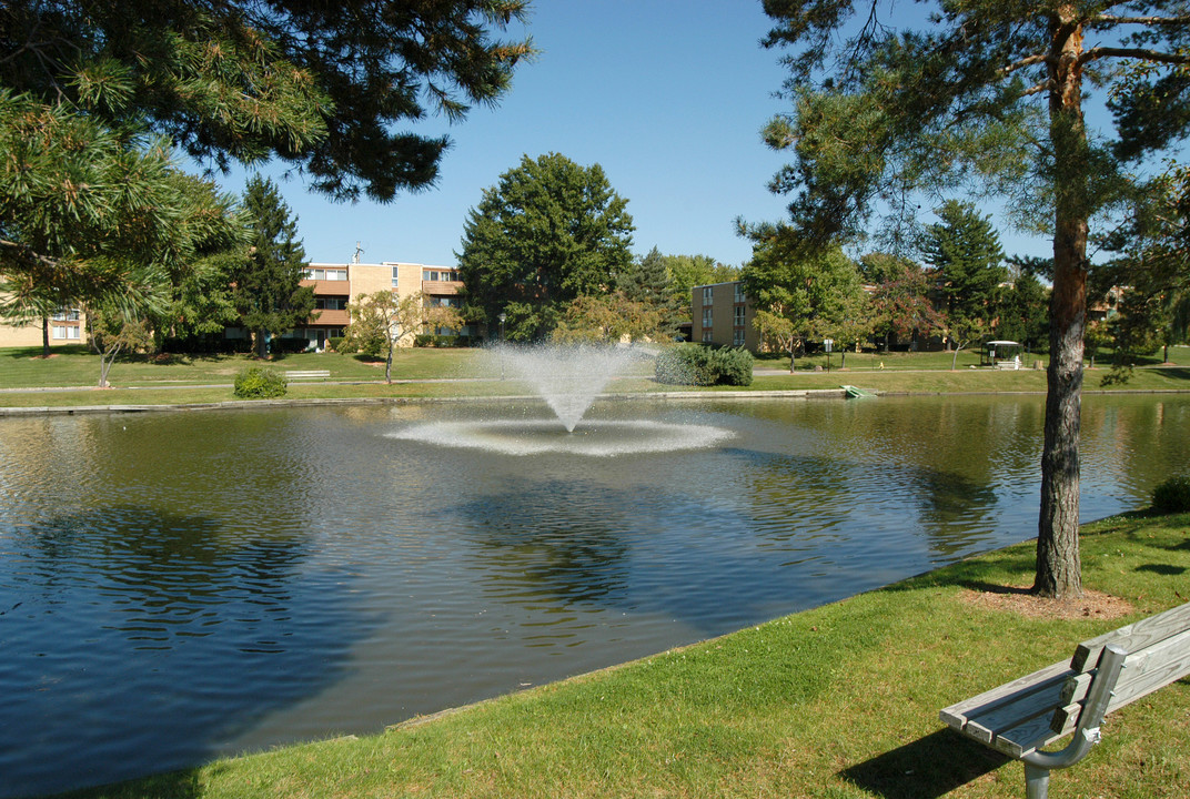 Pleasant Lake Apartments in Parma, OH - Foto de edificio