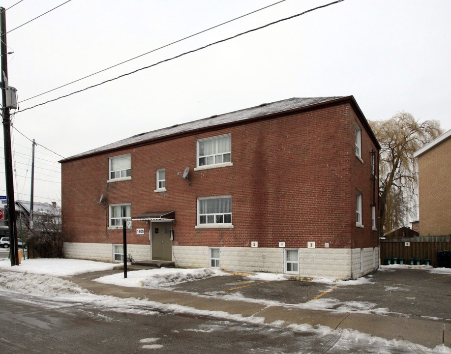 1605 Lippincott St in Toronto, ON - Building Photo