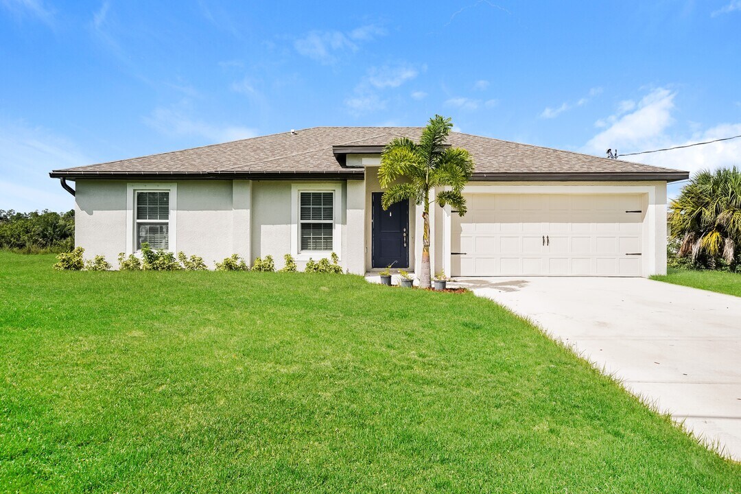 146 Blackstone Dr in Ft. Myers, FL - Building Photo