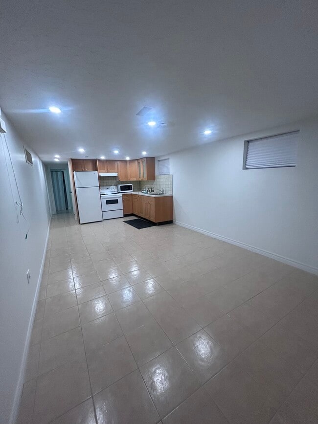 41 Cartwright Av in Toronto, ON - Building Photo - Building Photo