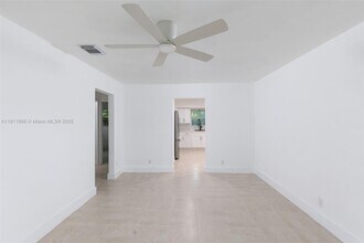 129 SE 4th St in Hallandale Beach, FL - Building Photo - Building Photo