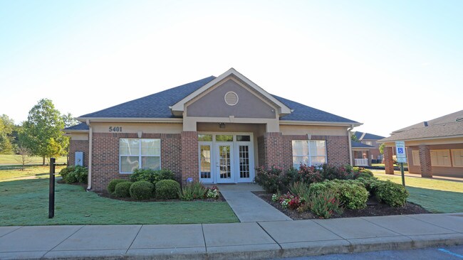 Dunwoody Place Apartments in Huntsville, AL - Building Photo - Building Photo