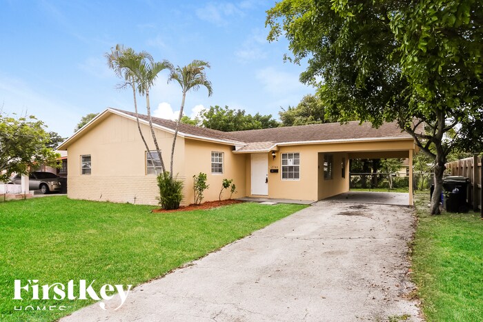 2740 SW 7th St in Fort Lauderdale, FL - Building Photo