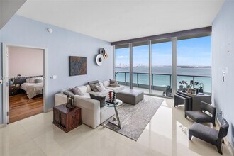 1331 Brickell Bay Dr in Miami, FL - Building Photo - Building Photo