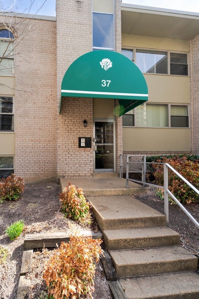 37 Canterbury Square in Alexandria, VA - Building Photo - Building Photo