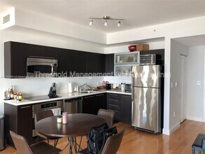 90 SW 10th St in Miami, FL - Foto de edificio - Building Photo