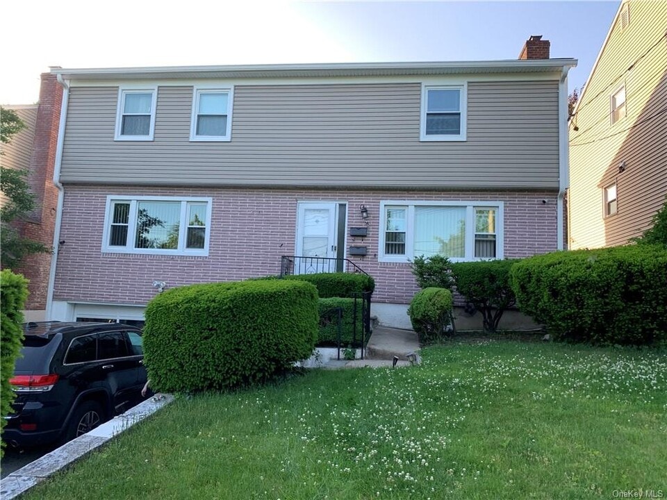 640 Stuart Ave in Mamaroneck, NY - Building Photo