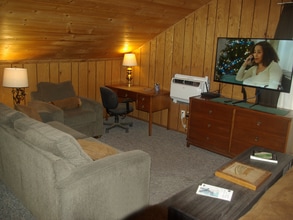 26180 Whispering Oak Ln, Unit Talahi Studio in Clovis, CA - Building Photo - Building Photo