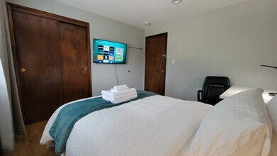 1803 N 200th St, Unit 116 in Shoreline, WA - Building Photo - Building Photo