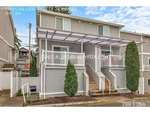 11865 SE Pine St in Portland, OR - Building Photo - Building Photo