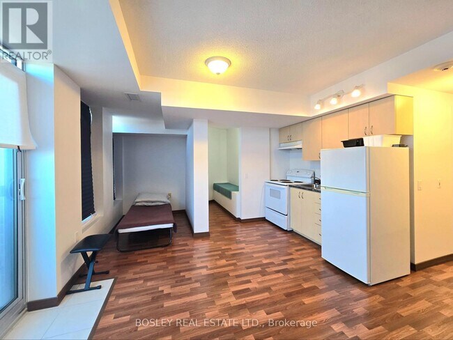 15 Maplewood Ave in Toronto, ON - Building Photo - Building Photo