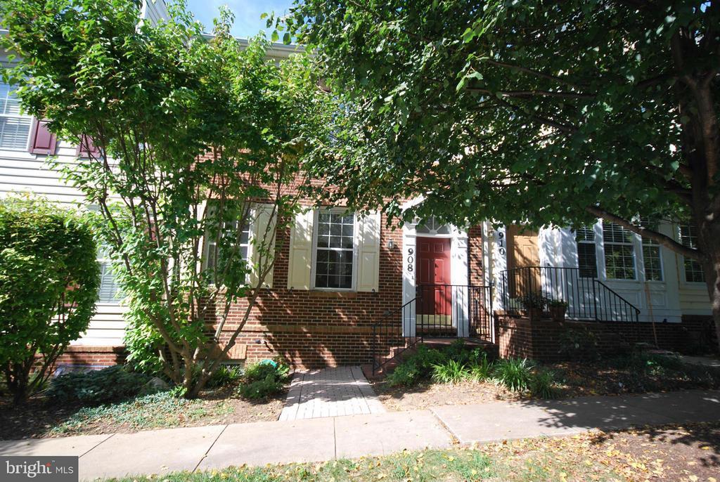 908 Reserve Champion Dr in Rockville, MD - Building Photo