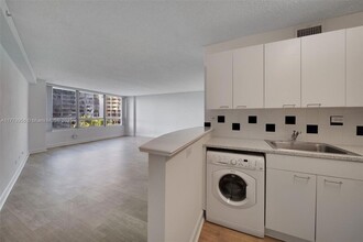 1500 Bay Rd, Unit S-1252 in Miami Beach, FL - Building Photo - Building Photo