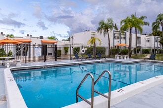 Harold Square in Hollywood, FL - Foto de edificio - Building Photo