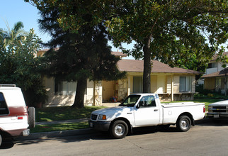 2343 E Omega Ave in Anaheim, CA - Foto de edificio - Building Photo