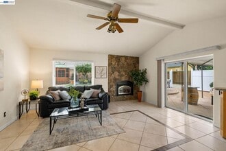 439 Hummingbird Ln in Livermore, CA - Foto de edificio - Building Photo
