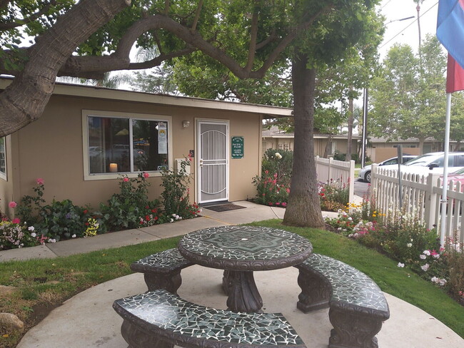 Pacifica Palms Apartments in Escondido, CA - Foto de edificio - Building Photo