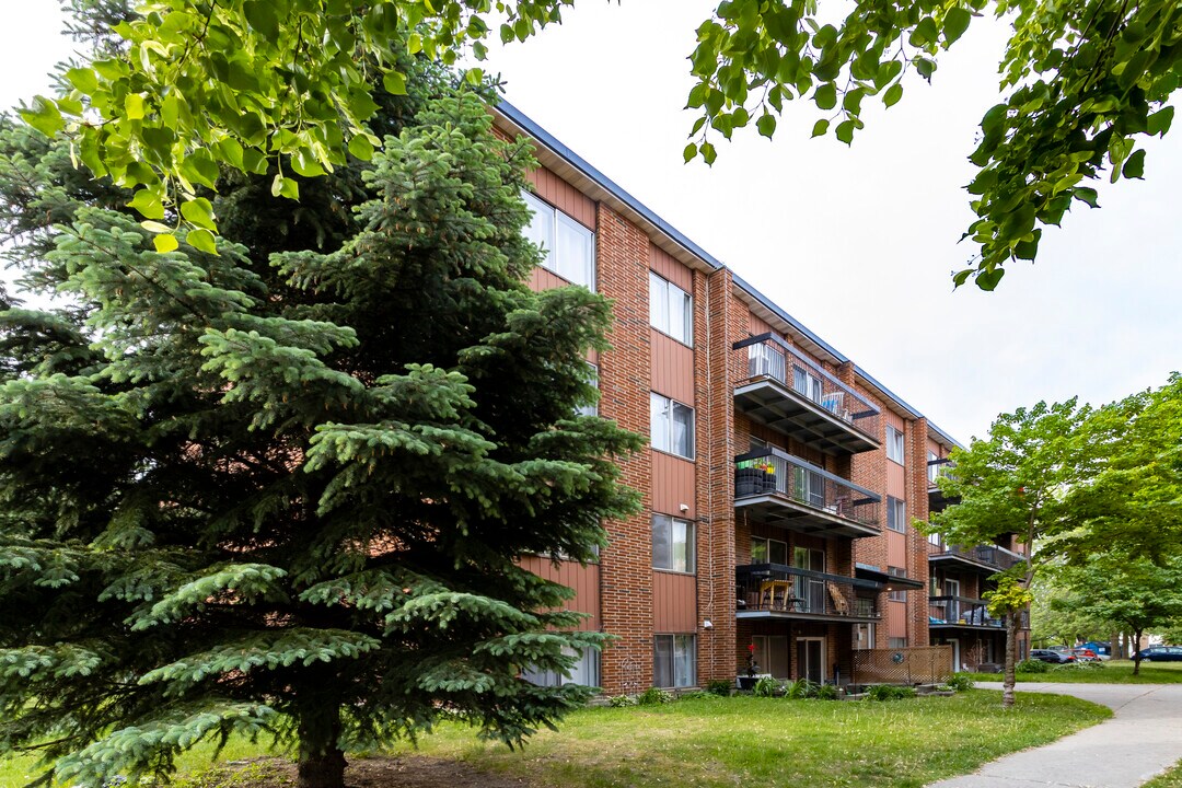 5675 Élie in Longueuil, QC - Building Photo