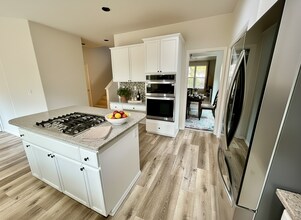 5906 NE Skipton St in Hillsboro, OR - Building Photo - Building Photo