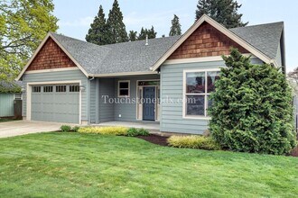 920 N Ivy St in Canby, OR - Building Photo - Building Photo