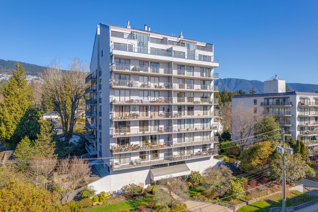 1745 Esquimalt Av in West Vancouver, BC - Building Photo - Building Photo