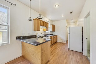 1844 N Mozart St, Unit 2 Apartamentos