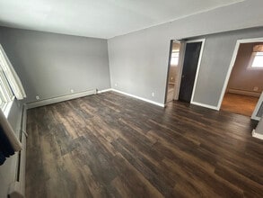 1319 W Alcott Ave in Fergus Falls, MN - Foto de edificio - Building Photo