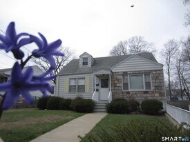 16 Church St in East Haven, CT - Building Photo