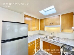 The Royal Apartments in Seattle, WA - Building Photo - Building Photo