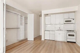 301 W 57th St in New York, NY - Building Photo - Building Photo