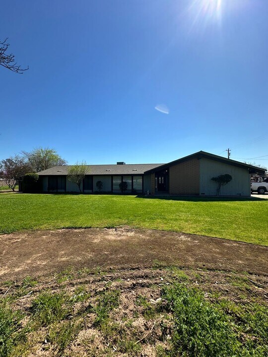 9375 E Bullard Ave. in Clovis, CA - Foto de edificio