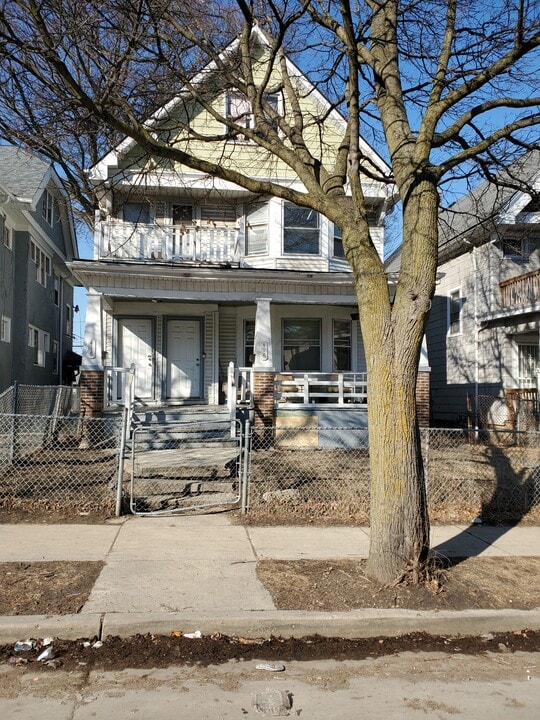 418 W Keefe Ave in Milwaukee, WI - Foto de edificio