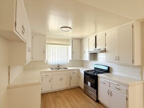 14810 Halldale Ave. in Gardena, CA - Foto de edificio - Interior Photo