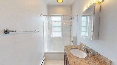 61 Crescent Ave, Unit #3, in Boston, MA - Foto de edificio - Building Photo