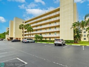 121 SE 3rd Ave in Dania Beach, FL - Foto de edificio - Building Photo