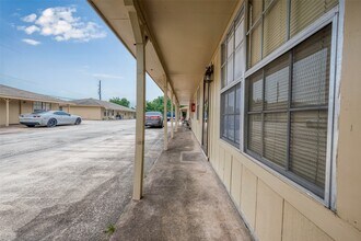 8430 Round Rock Dr in Houston, TX - Building Photo - Building Photo