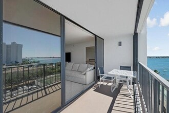 5600 N Flagler Dr in West Palm Beach, FL - Foto de edificio - Building Photo