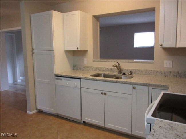 3745 Maxine St in Ft. Myers, FL - Foto de edificio - Building Photo