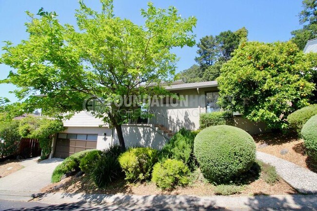 107 Bretano Way in Kentfield, CA - Building Photo - Building Photo
