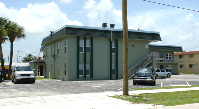 218 7th St in Lake Park, FL - Foto de edificio - Building Photo