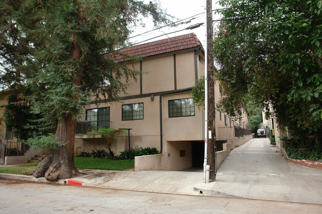 11008 Fruitland Dr in Studio City, CA - Building Photo