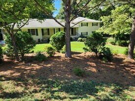 1181 Lake Shore Cir in Gainesville, GA - Building Photo