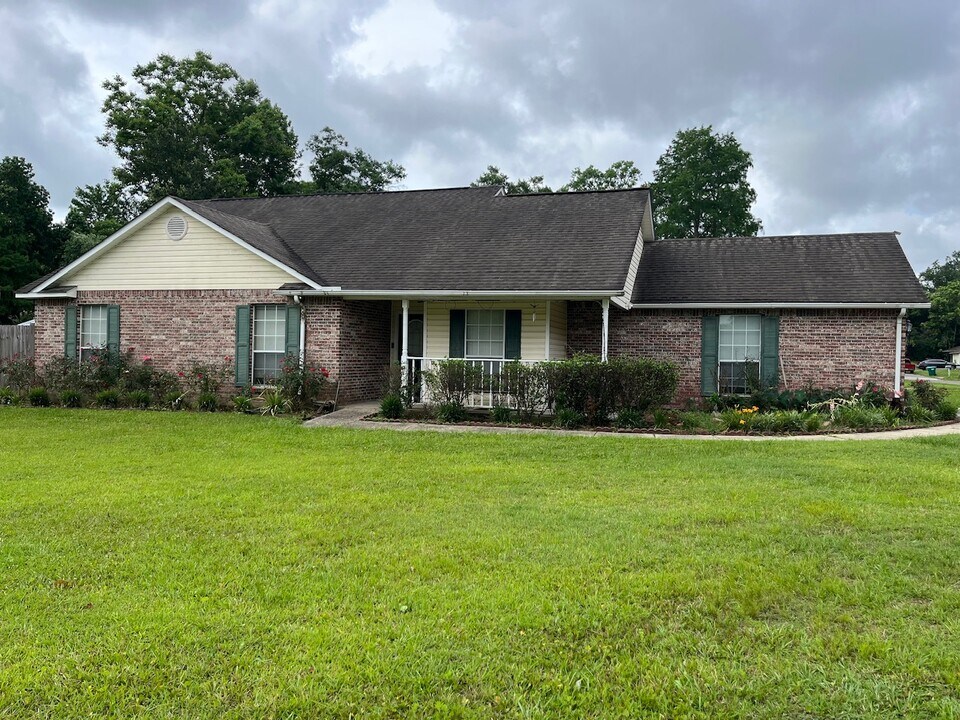 15457 Woody Dr in Gulfport, MS - Building Photo