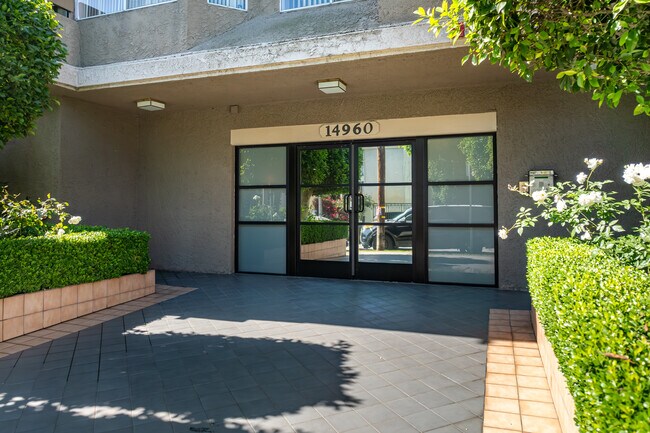 14960 Dickens St in Sherman Oaks, CA - Building Photo - Building Photo