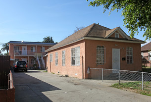 2111 Pasadena Ave in Long Beach, CA - Building Photo