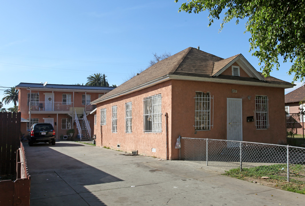 2111 Pasadena Ave in Long Beach, CA - Foto de edificio