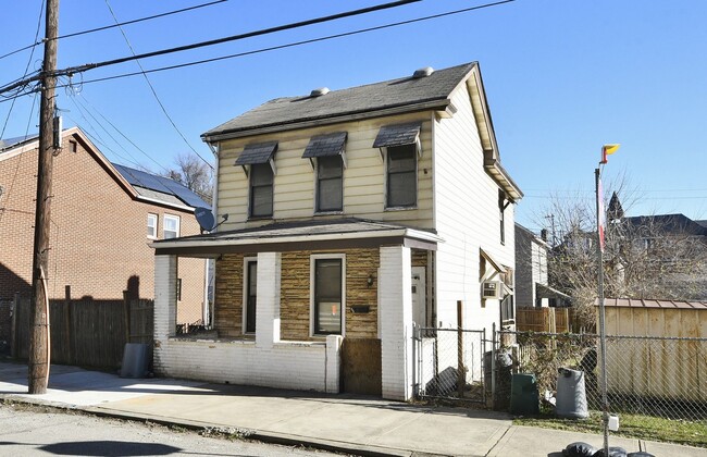 208 Pattison Ave in Braddock, PA - Building Photo - Building Photo