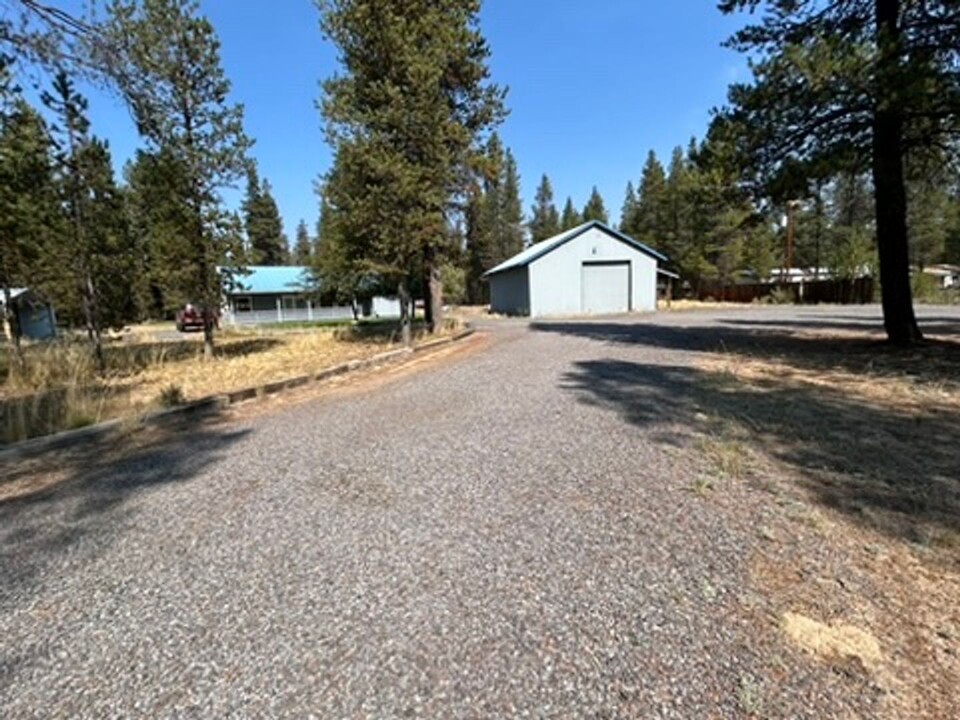 15570 Turquoise Dr in La Pine, OR - Building Photo