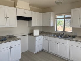 1044 E Ave Q12 in Palmdale, CA - Building Photo