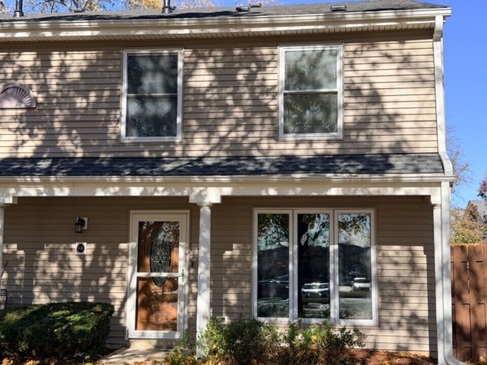 6 Fernwood Dr in Bolingbrook, IL - Building Photo